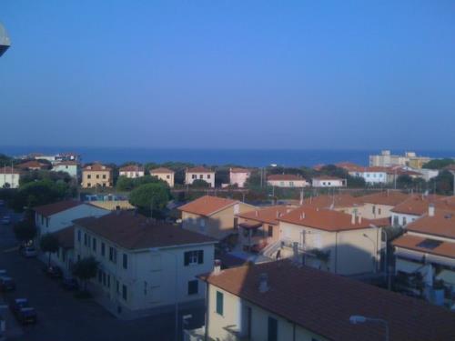 5 Vani SAN VINCENZO (LI) Rif. D 002. A San Vincenzo Zona Poste a Ml. 200 dal Mare e Splendida Vista, Ampio Appartamento di Mq. 95, Piano Terzo (Con Ascensore) e Garage  Richiesta Euro 330.000