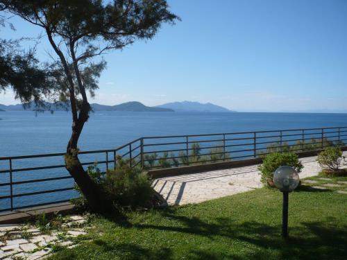 Ville e residenze di prestigio PIOMBINO (LI) Rif. 555 Prestigioso Appartamento in Villa Trifamiliare a Picco sul Mare