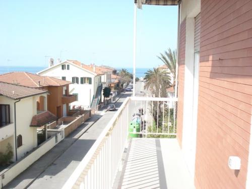 6 Vani ed oltre SAN VINCENZO (LI) Rif. 734.  San Vincenzo  Ampio Appartamento con Splendida Vista Mare Richiesta Euro 380.000 Trattabili