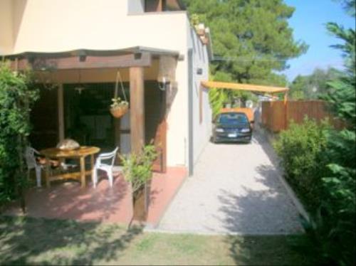 3 Vani SAN VINCENZO (LI) Rif 008 Loc. Lo Stellino a Mt 100 dal Mare In Villetta Quadrifamiliare Vendiamo Bilocale con Giardino Richiesta Euro 250.000,00 Trattabili
