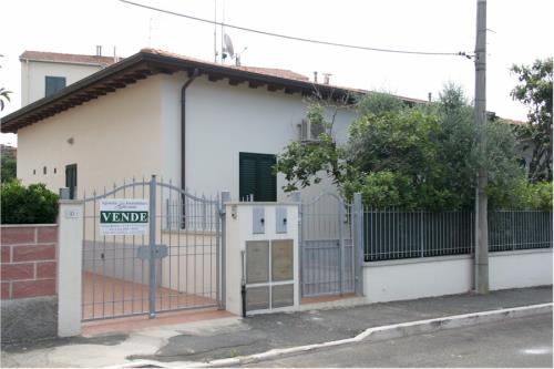 Appartamento SAN VINCENZO (LI) Rif.555 San Vincenzo a Mt. 400 dal Mare Appartamento in  Villetta Bifamiliare con Giardino e Garage Richiesta Euro 370.000 Trattabili