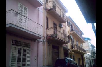 palazzina con 2 appartamenti e 2 magazzini 